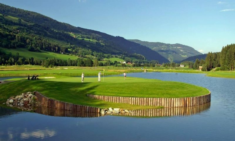 A Mura-völgy nyáron, golfpályával és tóval