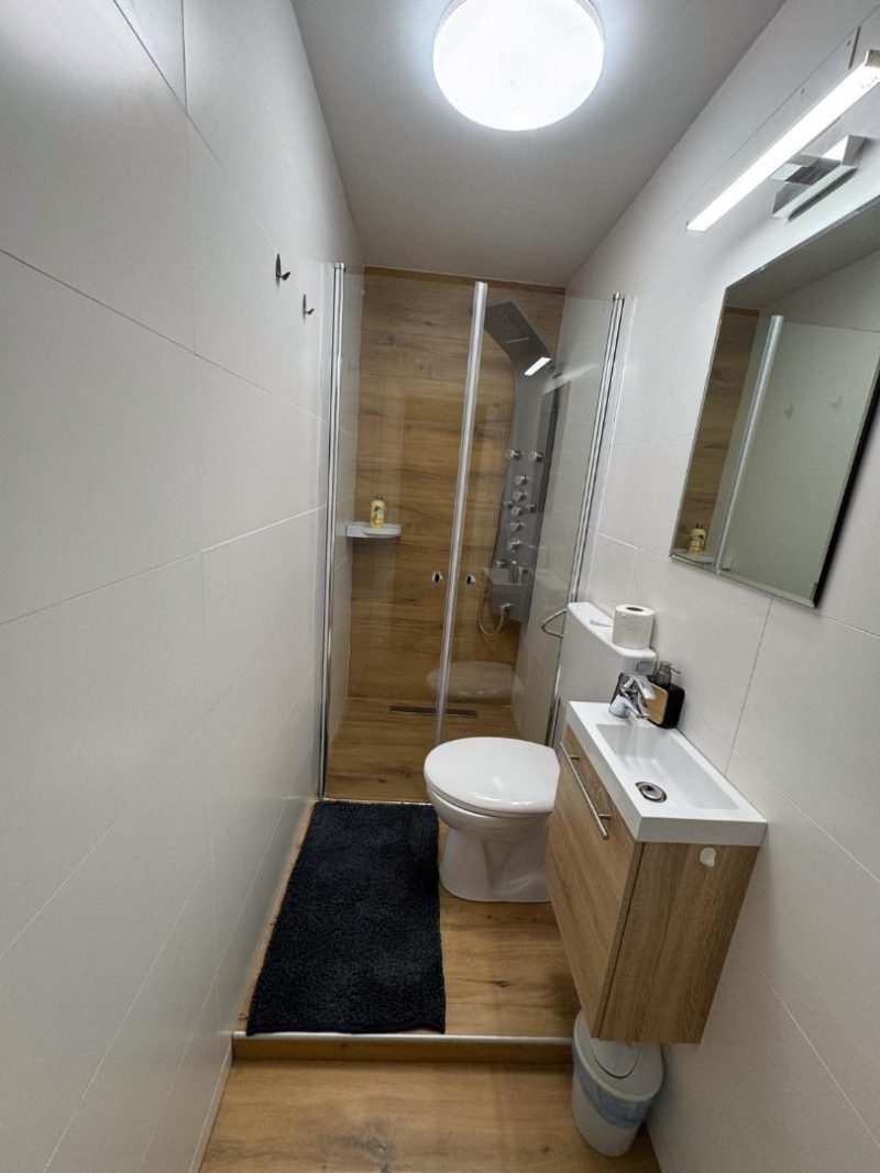 Fürdőszoba zuhanyzóval, WC-vel és mosdóval