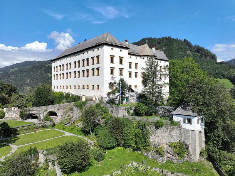 A Schloss Obermurau a város fölött, Murau